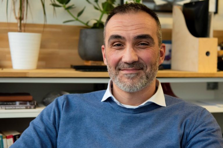 Bilde av Zemir på kontoret